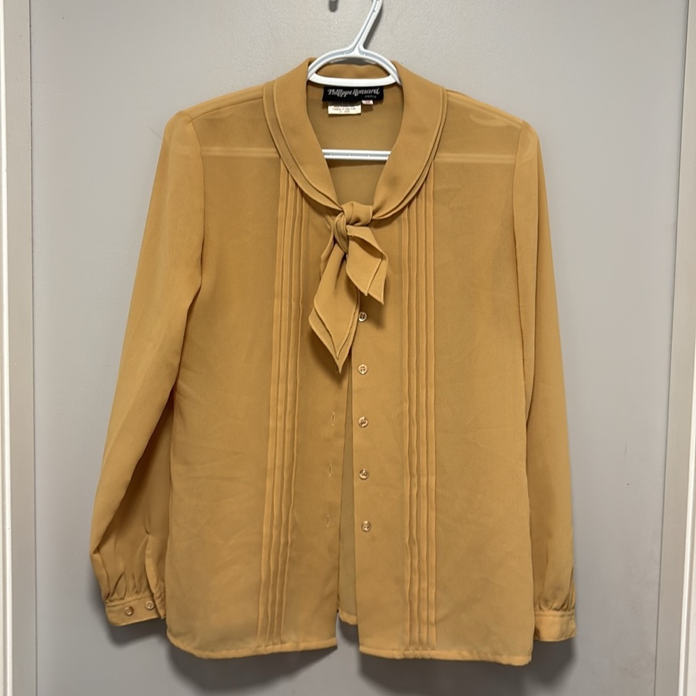Size 38 Beautiful yellow vintage blouse with tie very elegant